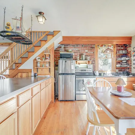 Riverfront Kingston Cottage With Deck, 2 Mi To Beach